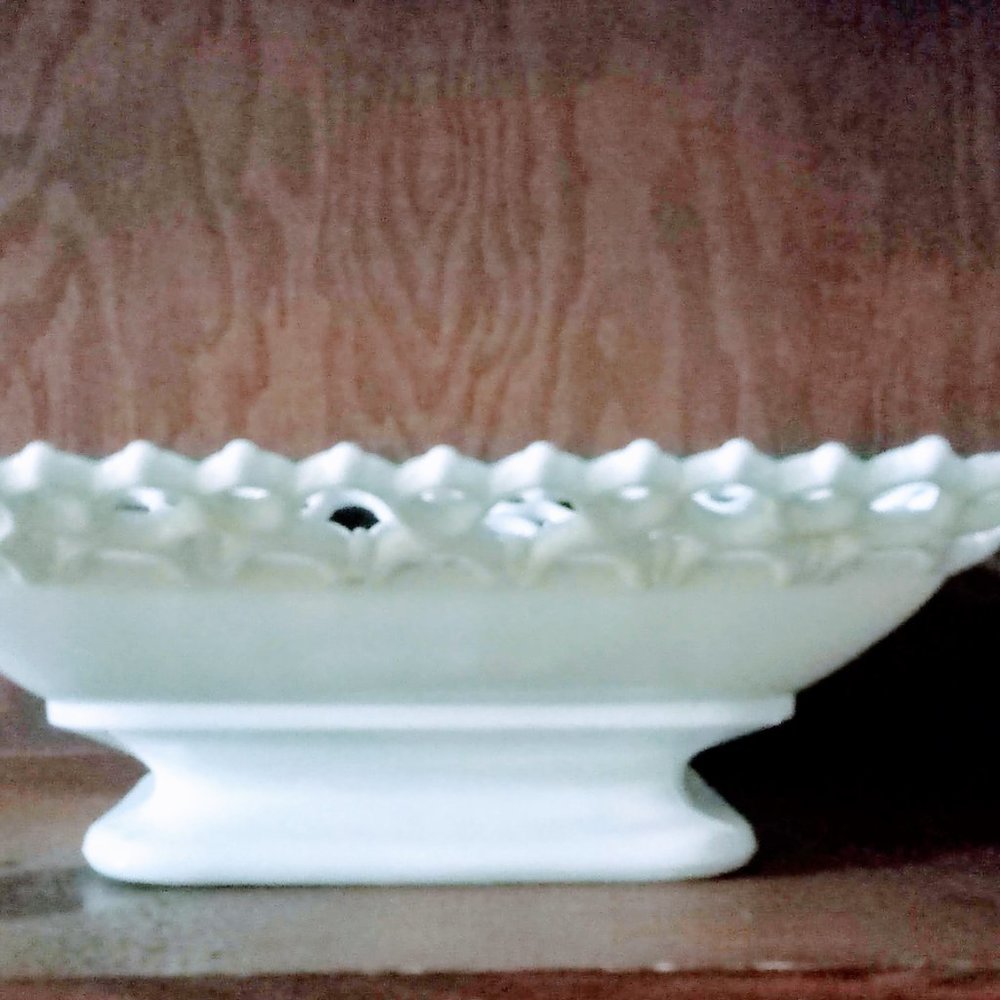 Lace Edge milk glass Serving Fruit Bowl - Picture 6 of 8